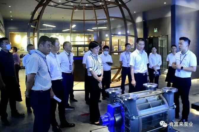 公司董事长、总经理陈迪(右一)向李军区长(右二)一行介绍乐鱼官方站网页版登录入口-乐鱼(中国)产品